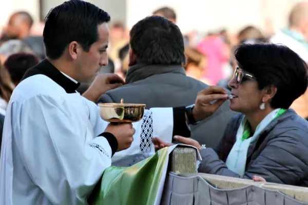 Eine Pilgerin empfängt die heilige Kommunion bei der Heiligsprechung von Louis und Zelie Martin am 18. Oktober 2015 auf dem Petersplatz / CNA Deutsch / Martha Calderon