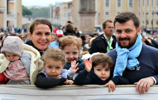 Eine Familie aus Argentinien auf dem Petersplatz am 18. Oktober 2015. / CNA/Martha Caldéron