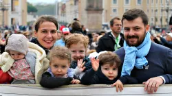 Eine Familie aus Argentinien auf dem Petersplatz am 18. Oktober 2015. / CNA/Martha Caldéron