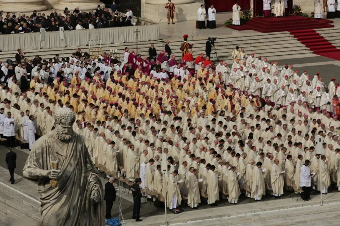 Priester, Bischöfe und Kardinäle auf dem Petersplatz am 19. Oktober 2015.