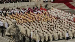 Priester, Bischöfe und Kardinäle auf dem Petersplatz am 19. Oktober 2015. / CNA/Daniel Ibanez