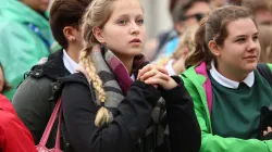Ein betendes Mädchen bei der Generalaudienz auf dem Petersplatz am 28. Oktober 2015. / CNA/Petrik Bohumil 