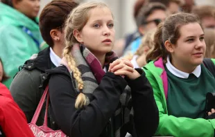 Ein betendes Mädchen bei der Generalaudienz auf dem Petersplatz am 28. Oktober 2015. / CNA/Petrik Bohumil 