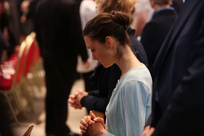 Gläubige bei der Heiligen Messe im Petersdom am 3. November 2015.