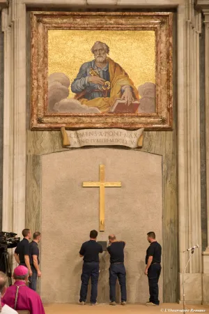 Die feierliche Enthüllung der Heiligen Pforte in der Basilika Sankt Peter am 17. November 2015.