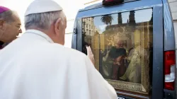 Der Papst segnet die Ikone und die "Autokapelle", mit der sie auf Reisen geht.  / L'Osservatore Romano