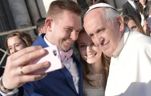 Ein Selfie mit einem frisch verheirateten Paar: Papst Franziskus am 2. Dezember 2015 / L'Osservatore Romano