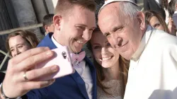 Ein Selfie mit einem frisch verheirateten Paar: Papst Franziskus am 2. Dezember 2015 / L'Osservatore Romano