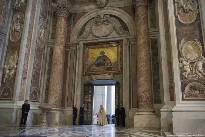 Papst Franziskus öffnet die Heilige Pforte im Petersdom am Fest der Unbefleckten Empfängnis, dem 8. Dezember 2015, zum offiziellen Auftakt des Jahrs der Barmherzigkeit.