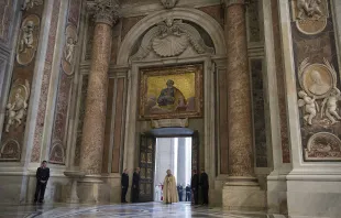 Papst Franziskus öffnet die Heilige Pforte im Petersdom am Fest der Unbefleckten Empfängnis, dem 8. Dezember 2015 zum offiziellen Auftakt des Jahrs der Barmherzigkeit. / L'Osservatore Romano  