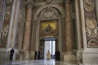 Papst Franziskus öffnet die Heilige Pforte im Petersdom am Fest der Unbefleckten Empfängnis, dem 8. Dezember 2015 zum offiziellen Auftakt des Jahrs der Barmherzigkeit. / L'Osservatore Romano  