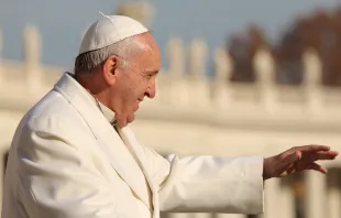 Ein Gruß auf dem Petersplatz: Papst Franziskus am 16. Dezember 2015 / CNA/Daniel Ibanez