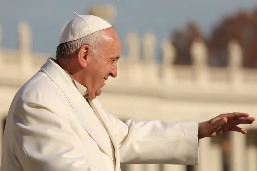 Ein Gruß auf dem Petersplatz: Papst Franziskus am 16. Dezember 2015 / CNA/Daniel Ibanez