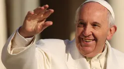 Papst Franziskus winkt Pilgern auf dem Petersplatz am 16. Dezember 2015 / CNA/Daniel Ibanez