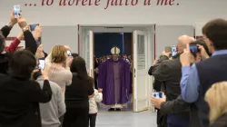 Die Heilige Pforte der Nächstenliebe: Papst Franziskus öffnete sie am 18. Dezember in der Obdachlosenunterkunft und Suppenküche der Caritas in Rom / L'Osservatore Romano