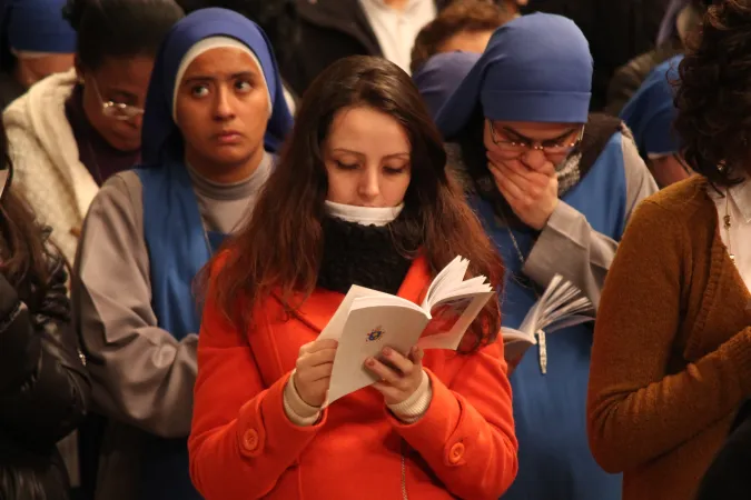 Besucher der Messe an Weihnachten 2015 im Petersdom.