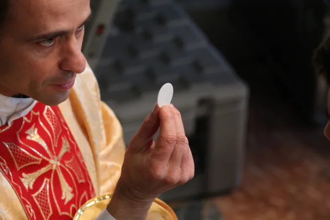Der wahre Leib Christi: Ein Priester spendet die Kommunion im Petersdom am Fest der Heiligen Familie, 27. Dezember 2015.