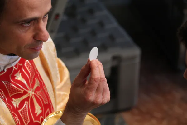 Der Leib Christi: Ein Priester spendet die Kommunion im Petersdom am Fest der Heiligen Familie, 27. Dezember 2015. / CNA/Alexey Gotovskiy