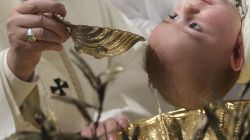 Papst Franziskus tauft ein Kind in der Sixtinischen Kapelle am 10. Januar 2016 / CNA / Vatican Media
