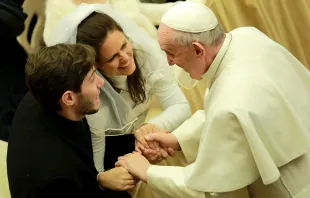 Papst Franziskus begrüßt ein frischverheiratetes Paar am 20. Januar, 2016 / CNA/Daniel Ibanez