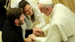 Papst Franziskus begrüßt ein frischverheiratetes Paar am 20. Januar, 2016 / CNA/Daniel Ibanez