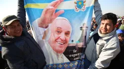 Gläubige begrüßen Papst Franziskus zur Feier der Heiligen Messe in Ecatepec, Mexiko am 14. Februar 2016 / CNA/Alan Holdren