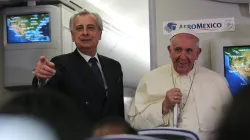 Papst Franziskus beantwortet Journalistenfragen am 18. Februar 2016 auf dem Rückflug von seiner Mexikoreise / CNA/Alan Holdren