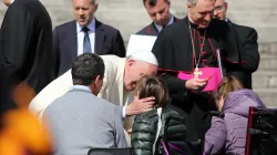 Papst Franziskus begrüßt behinderte Gläubige auf dem Petersplatz bei der Jubiläumsaudienz am 12. März 2016. / CNA/Alexey Gotovskiy