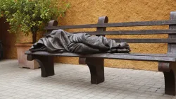 Jesus als Obdachloser: Skulptur vor dem Päpstlichen Almosenamt. / CNA/Daniel Ibanez