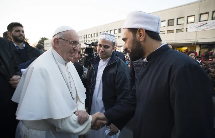 Papst Franziskus begrüßt Migranten und Flüchtlinge in Castelnuovo di Porto, Italien am Gründonnerstag, 24. März 2016. 