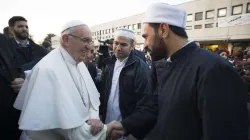 Papst Franziskus begrüßt Migranten und Flüchtlinge in Castelnuovo di Porto, Italien am Gründonnerstag, 24. März 2016.  / L'Osservatore Romano