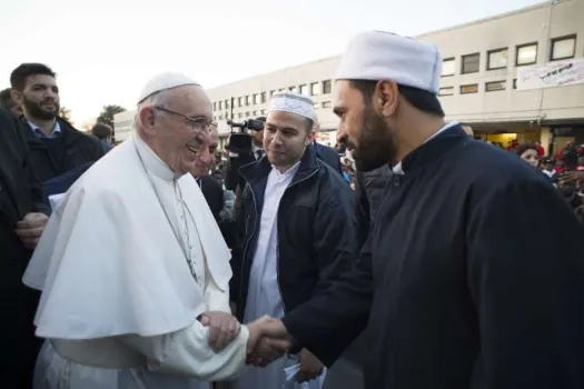 Papst Franziskus begrüßt Migranten und Flüchtlinge in Castelnuovo di Porto, Italien am Gründonnerstag, 24. März 2016.  / L'Osservatore Romano