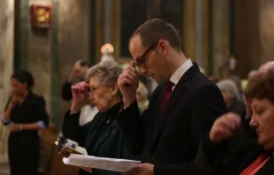 EWTN-Romkorrespondentin Joan Lewis, der Leiter des Büros von EWTN News und CNA im Vatikan, Alan Holdren und ACI Stampa-Chefredakteurin Angela Ambrogetti (von links) beim Gedenkgottesdienst für Mutter Angelica am 1. April 2016. / CNA/Daniel Ibanez