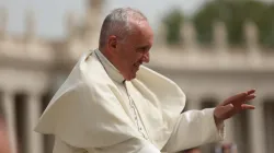 Papst Franziskus grüßt Pilger auf dem Petersplatz am 13. April 2016. / CNA/Daniel Ibanez