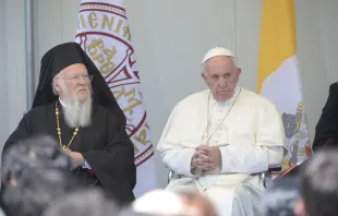 Patriarch Bartholomäus mit Papst Franziskus am 16. April 2016 bei der Begegnung auf der griechischen Insel Lesbos.  / L'Osservatore Romano  