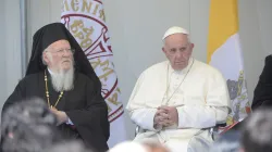 Patriarch Bartholomäus mit Papst Franziskus am 16. April 2016 bei der Begegnung auf der griechischen Insel Lesbos.  / L'Osservatore Romano  