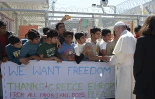 Papst Franziskus begrüßt Migranten und Flüchtlinge in Lesbos, Griechenland am 16. April 2016. / L'Osservatore Romano