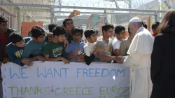 Papst Franziskus begrüßt Migranten und Flüchtlinge in Lesbos, Griechenland am 16. April 2016. / L'Osservatore Romano