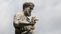 Quo vadis, ecclesia? Eine Statue des heiligen Petrus blickt über den nach ihm benannten Platz im Vatikan. / CNA / Martha Calderon