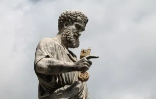 Quo vadis, ecclesia? Eine Statue des heiligen Petrus blickt über den nach ihm benannten Platz im Vatikan. / CNA / Martha Calderon