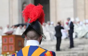 Ein Schweizergardist auf dem Petersplatz am 3. Juni 2016. / CNA/Martha Calderon