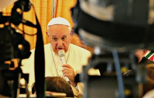 Papst Franziskus im Gespräch mit Journalisten auf dem Flug von Eriwan am 26. Juni 2016. / CNA / Edward Pentin