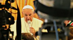 Papst Franziskus im Gespräch mit Journalisten auf dem Flug von Eriwan am 26. Juni 2016. / CNA / Edward Pentin