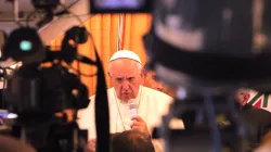 Im Blickpunkt der Medien: Papst Franziskus im Gespräch mit Journalisten auf dem Rückflug aus Armenien am 26. Juni 2016 / CNA Deutsch / Edward Pentin