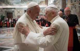 Papst Franziskus und Papst emeritus Benedikt XVI.  / Osservatore Romano