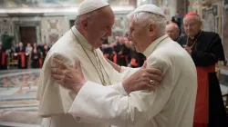 Papst Franziskus und Papst emeritus Benedikt XVI.  / Osservatore Romano