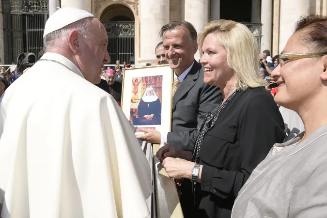Papst Franziskus mit dem Portrait von Mutter Angelica, EWTN-Intendant Martin Rothweiler und Redakteurin Christina Blumrath.
