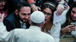 Papst Franziskus segnet ein Ehepaar am 30. November 2016 / CNA / Lucia Ballester