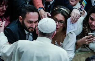 Papst Franziskus segnet ein Ehepaar am 30. November 2016 / CNA / Lucia Ballester