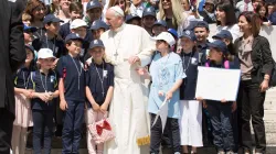 Papst Franziskus mit einer Gruppe Kinder am 31. Mai 2017 auf dem Petersplatz / CNA / Daniel Ibanez